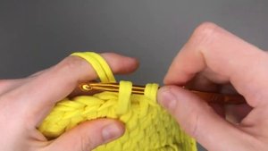 Прямоугольная корзина с ручками из трикотажной пряжи или шнура с вязаным дном ● вязание крючком