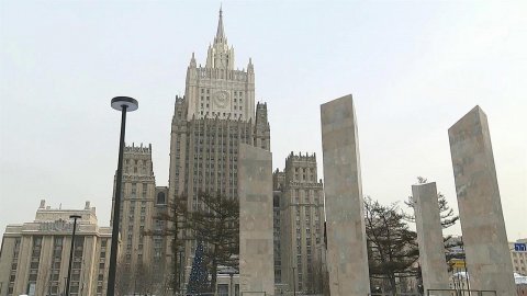 МИД России в качестве зеркальной меры высылает трех сотрудников посольства Словакии