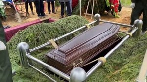 Захоронение умершего от коронавируса на Троекуровском кладбище в Москве
