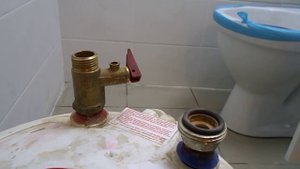 Горячая вода сразу. Электробойлер.Не видимый, компактный,под раковиной.Был неправильно подключен.Б/