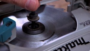 Remove and install blades - Makita circular saw