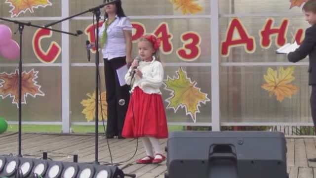 Таисия Подгорная. 5 лет. (Первое выступление на сцене).