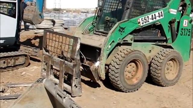 Cмена навесного оборудования на мини погрузчике Бобкэт. Аренда - в компании "Минитехника" (Минск)
