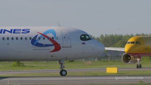 Эйрбас А321NEO авиакомпании “Уральские Авиалинии” взлетает из аэропорта Толмачево, Новосибирск.