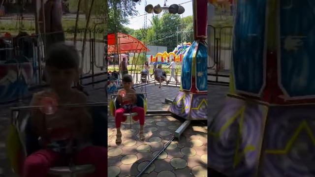 Гуляем в парке Победы, катаемся на поезде и на аттракционах. Парк аттракционов, миньоны и банана.