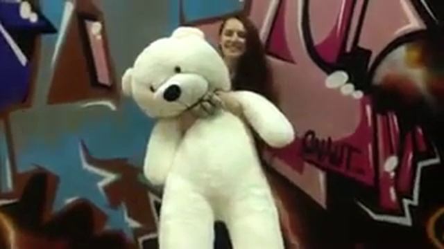 Большой белый медведь. Довольная девушка) смотреть онлайн