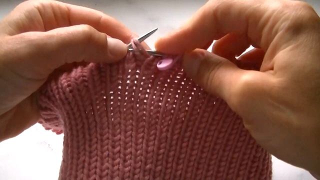 ВЯЖЕМ ШАПОЧКУ ПОЛУПАТЕНТНОЙ РЕЗИНКОЙ СПИЦАМИ. смотреть онлайн