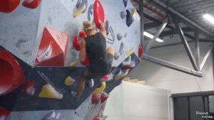 Норвежский гигант удивил скалолаза!