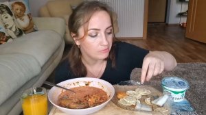 НА УЛИЦЕ МНОГО ЛЮДЕЙ, А МЕНЯ ЭТО ПУГАЕТ / МУКБАНГ / БОРЩ СО СМЕТАНОЙ, ЗЕЛЕНЬЮ И САЛОМ / not ASMR