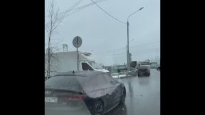 Выезд из Трёхгорки на платную дорогу превратился в стихийную парковку