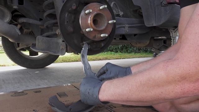 How to change Brake Drums and Shoes on a 2006 Saturn Vue смотреть онлайн