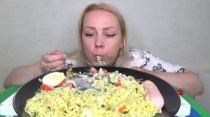 МУКБАНГ ЛАПША ДОШИРАК,СОСИСКА,САЛАТ/ Mukbang /Не АСМР/ Что с отпуском?/ Еда на камеру.