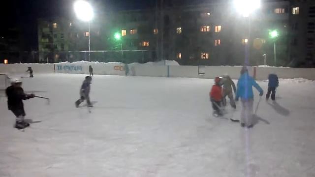 В Качканаре родители юных хоккеистов сами чистили корт, иначе тренер отменил бы занятие смотреть онлайн