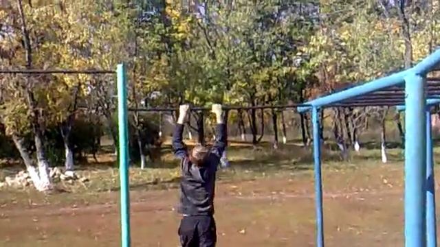 Трюки на турнике!!!! с. Шандрыголово.mp4 смотреть онлайн