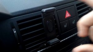 Держатель телефона в дефлектор вентиляции авто.