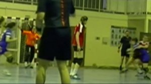 Удар по голове лежащего на площадке