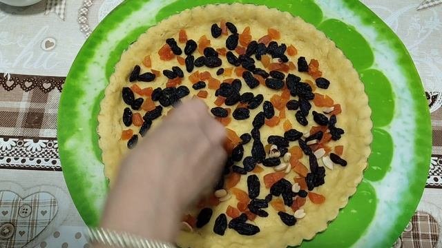 Пирог! Восточный пирог! Очень вкусный и быстрый пирог с орехом и изюмом! Тает во рту!