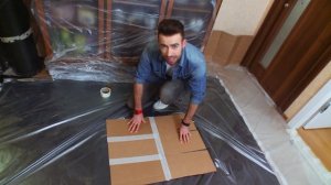 Как аккуратно складывать рубашки с помощью картонки