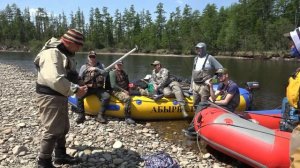 Батюшка приехал половить тайменя (рыбалка на горной реке)
