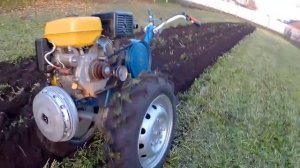 Мотоблок Нева сам пашет  сидераты  ( шины Ф-122 , а диски на 16 от автомобиля Нива )