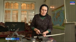 Единственная женщина-кузнец из села Харбук создает оружие по старинной технологии предков