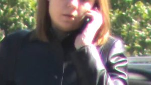 Девушка на улице разговаривает по телефону