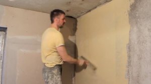 Протяжка стены малярной сеткой.