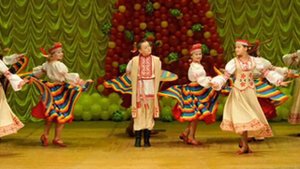 Цячэ вада у ярок. Поёт Светлана Дятел.