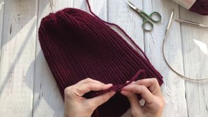 Убираем кончики ниток в начале и в конце работы.