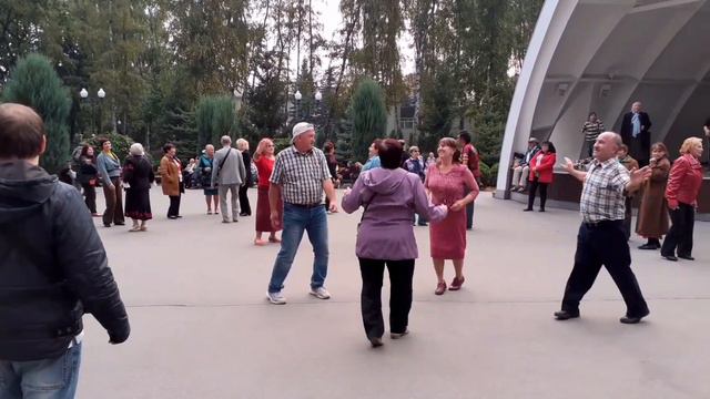 Не разрешает мне мама твоя, на тебе жениться!👍🙂/Весёлые танцы в парке Горького Харьков 2020 смотреть онлайн