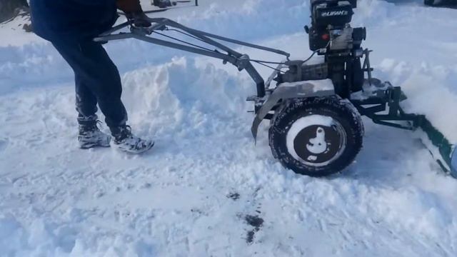 Чистим снег самодельным мотоблоком. смотреть онлайн