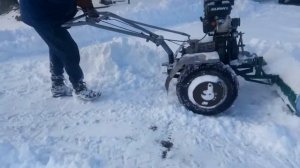 Чистим снег самодельным мотоблоком.