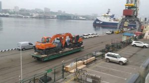 порт Владивостока. разгрузка машин.