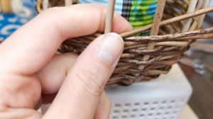 Мини корзинка - пузанчик для конфет и печенья из газетных трубочек.