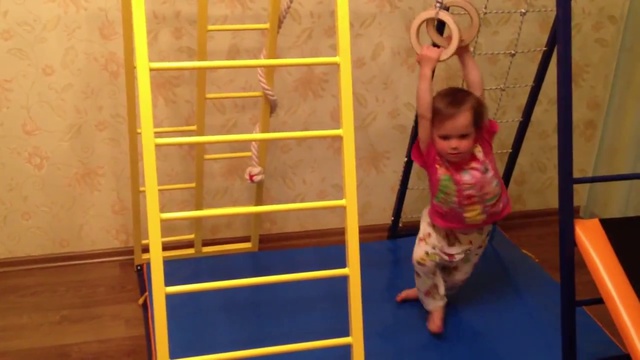 Дети (2 и 4 года) занимаются на спорткомплексе Чемпион Спортакус