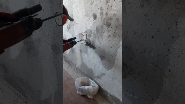 Чистим подрозетники в бетоне перфоратором с пылесосом | Электрик Харьков