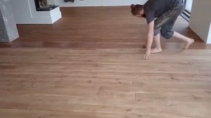 Дубовый пол Заливка сучков эпоксидной смолой и покраска