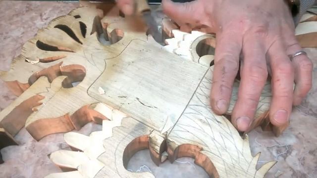 Двуглавый орел. Пошаговая резьба. Нарезка крыла перьев. смотреть онлайн