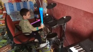 Ребенок 5 лет играет на электро барабанах
