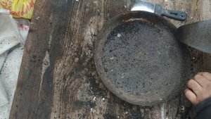 Чистка сковородки от нагара газовой горелкой и болгаркой