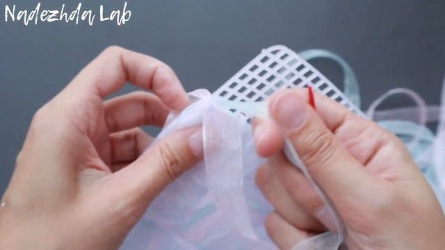 Из полупрозрачных ленточек органзы ... Сумочка на пластиковой канве
