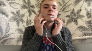 АСМР - Звуки рук и неразборчивый шепот |шепот, массаж лица, звуки рук|