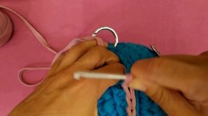 Способы соединения двух частей сумки из трикотажной пряжи. Мастер класс. Круглая сумка.