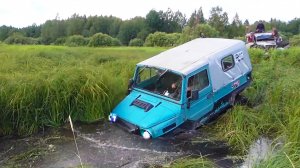 Дед покажет крутым джиперам как надо ездить по бездорожью. ЛУАЗ, ГАЗ 63, Джип, квадроциклы кидаются