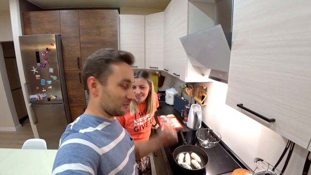 ОПЯТЬ УЧУ ЖЕНУ ГОТОВИТЬ / Покупаем билеты в Мадрид / Wolfы семейный влог. смотреть онлайн