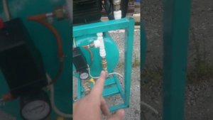 Мобильный пескоструйный аппарат и компрессор.