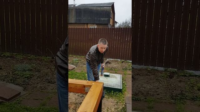 Нижняя обвязка террасы брусом 200х200 на свайном фундаменте.
