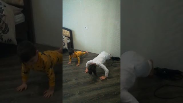 Утренняя зарядка,разминка для деток. Милена и Эрик делают зарядку утром смотреть онлайн