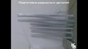Стильный потолок с фоновой подсветкой в зале с эркером