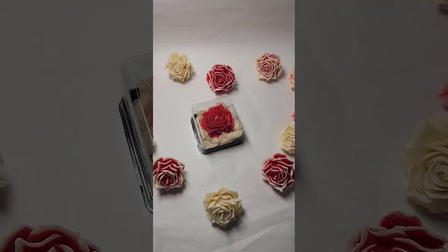 Свеча-комплимент. Формовая свеча Роза из натурального воска.